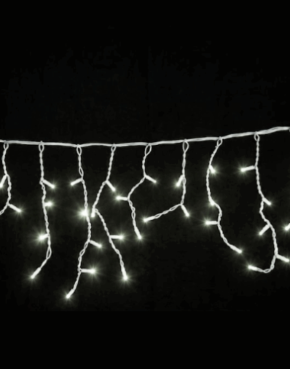 Kallvit LED-istappslinga monterad längs husfasad med blinkande ljuseffekt som skapar en gnistrande och elegant vinter- och julbelysning.